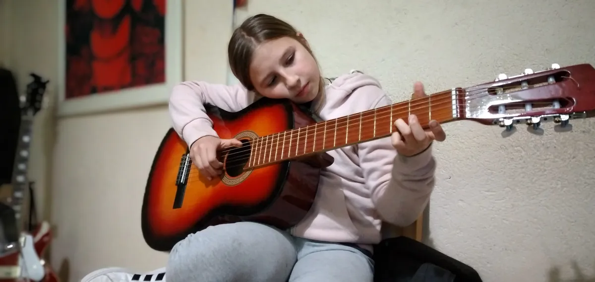 Alumna aprendiendo guitarra acústica en Notas en Clave, Córdoba